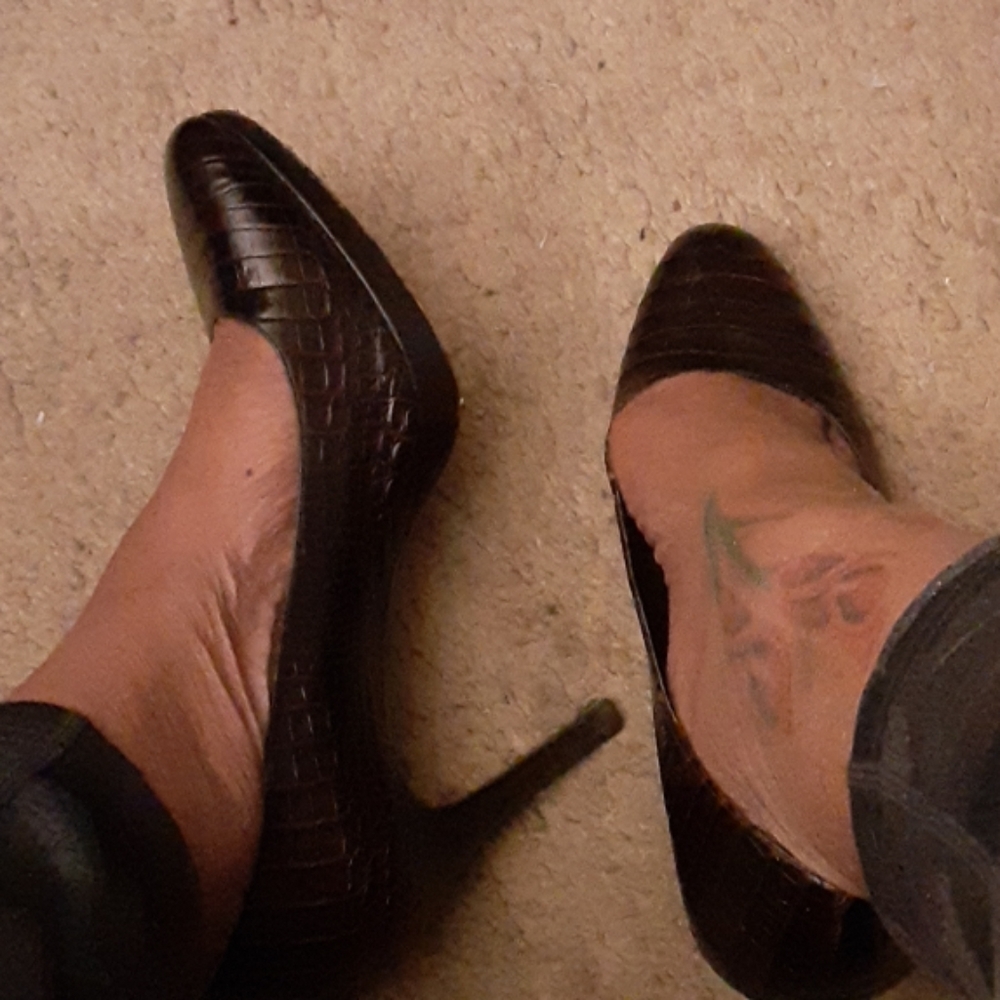 Ann Taylor sz 8 snake embossed heels